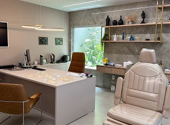 Mesa de atendimento e poltrona do consultório